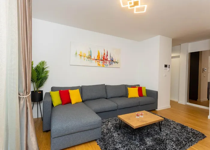 Apartment - Free Parking In Garage , Seaview , Quiet Neighbourhood