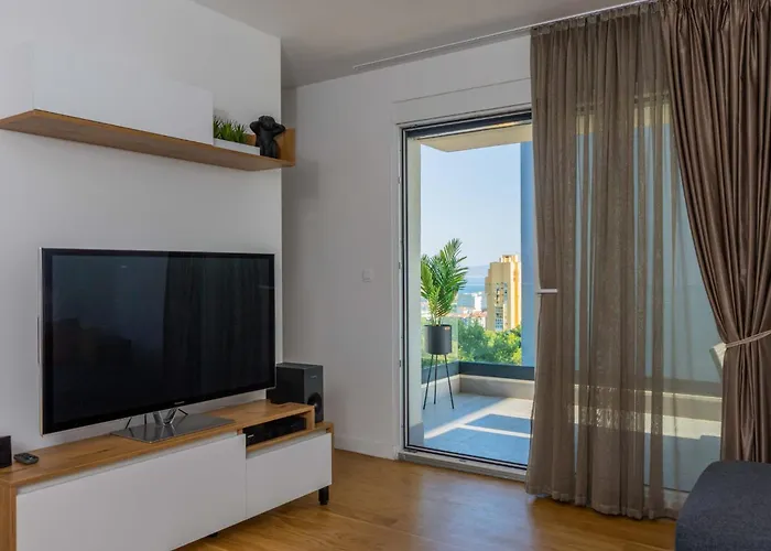 Apartment - Free Parking In Garage , Seaview , Quiet Neighbourhood